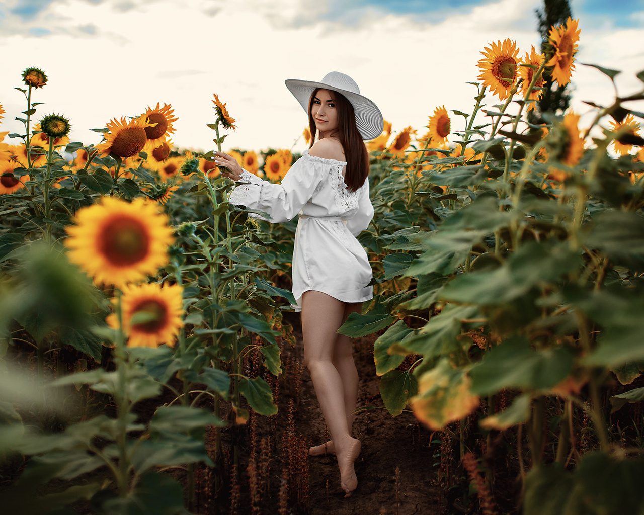 women, hat, sunflowers, brunette, looking at viewer, women outdoors, smiling, sky, clouds