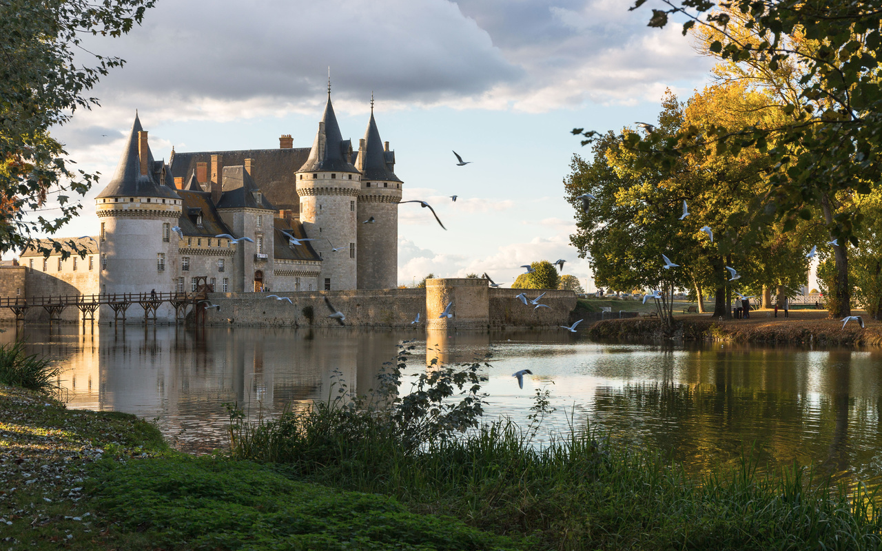 sully-sur-loire, near the water, paris, france