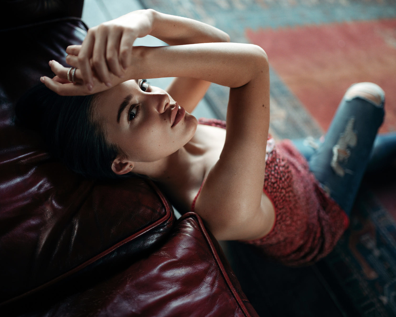 women, sitting, torn jeans, couch, looking at viewer, juicy lips, portrait, on the floor, pink nails