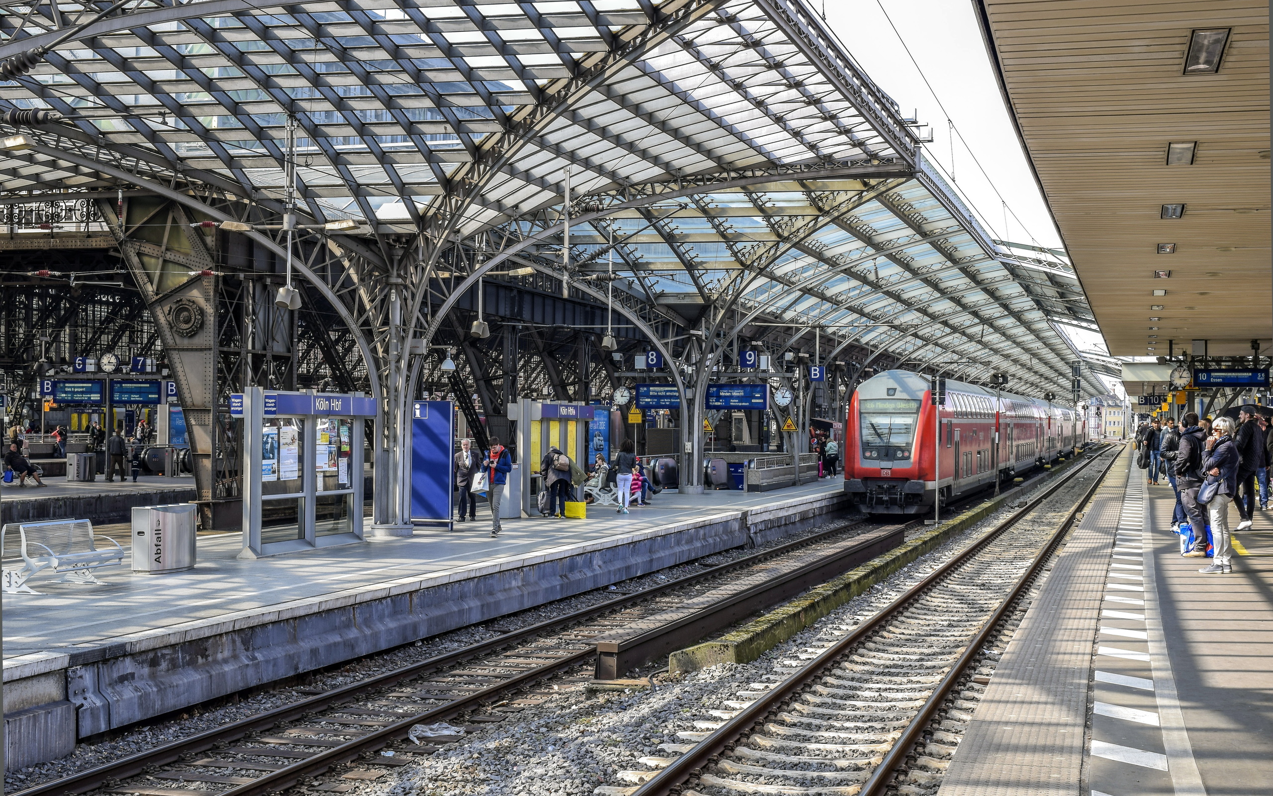 Rail station. Кельн ЖД вокзал. Вокзал кёльн. Центральный вокзал Кельн. На вокзале в Кёльне.