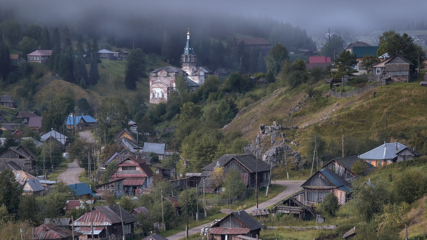 Картинки дорога, пейзаж, природа, туман, село, дома, утро, церковь, урал,  андрей Чиж - обои 1366x768, картинка №359077