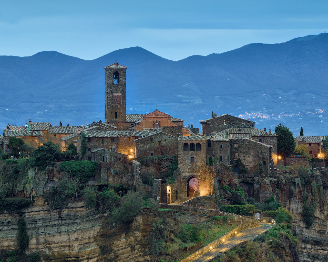 Картинки пейзаж, горы, мост, город, скала, дома, вечер, италия, civita di  bagnoregio, умирающий город, город-замок, Чивита ди баньореджо - обои  1280x1024, картинка №371205