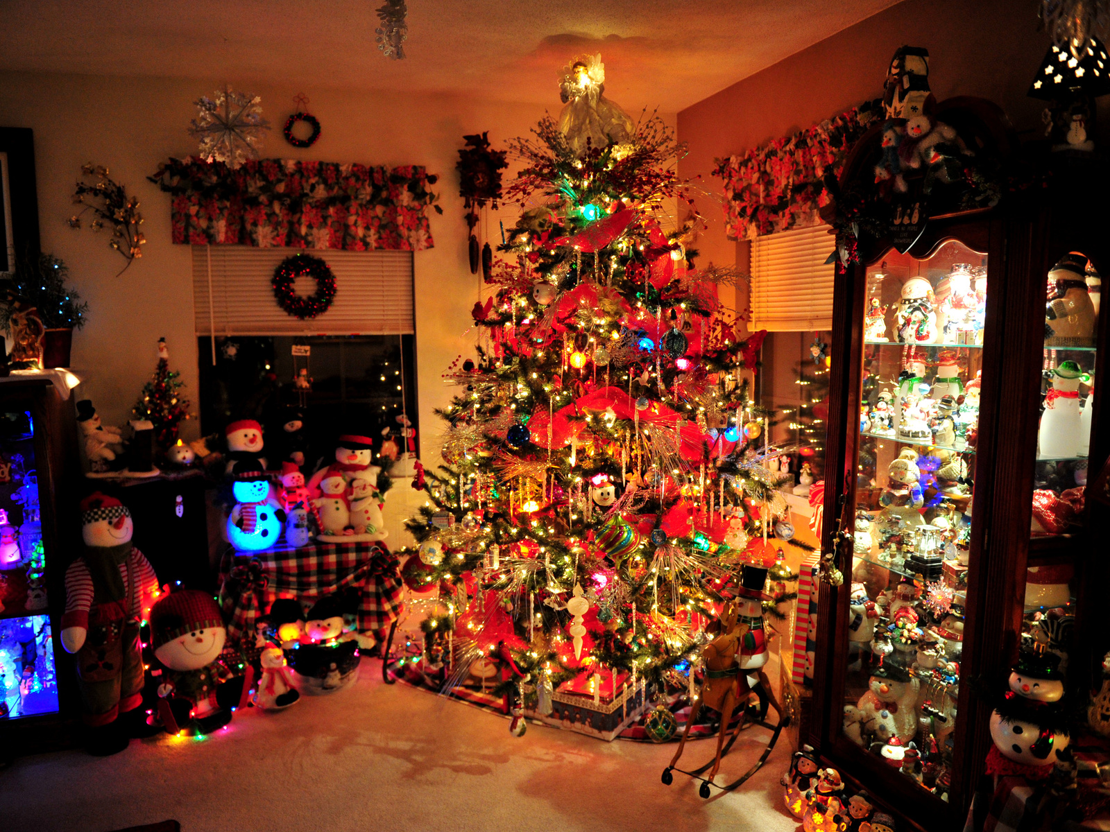 interior, dark, christmas atmosphere, christmas tree