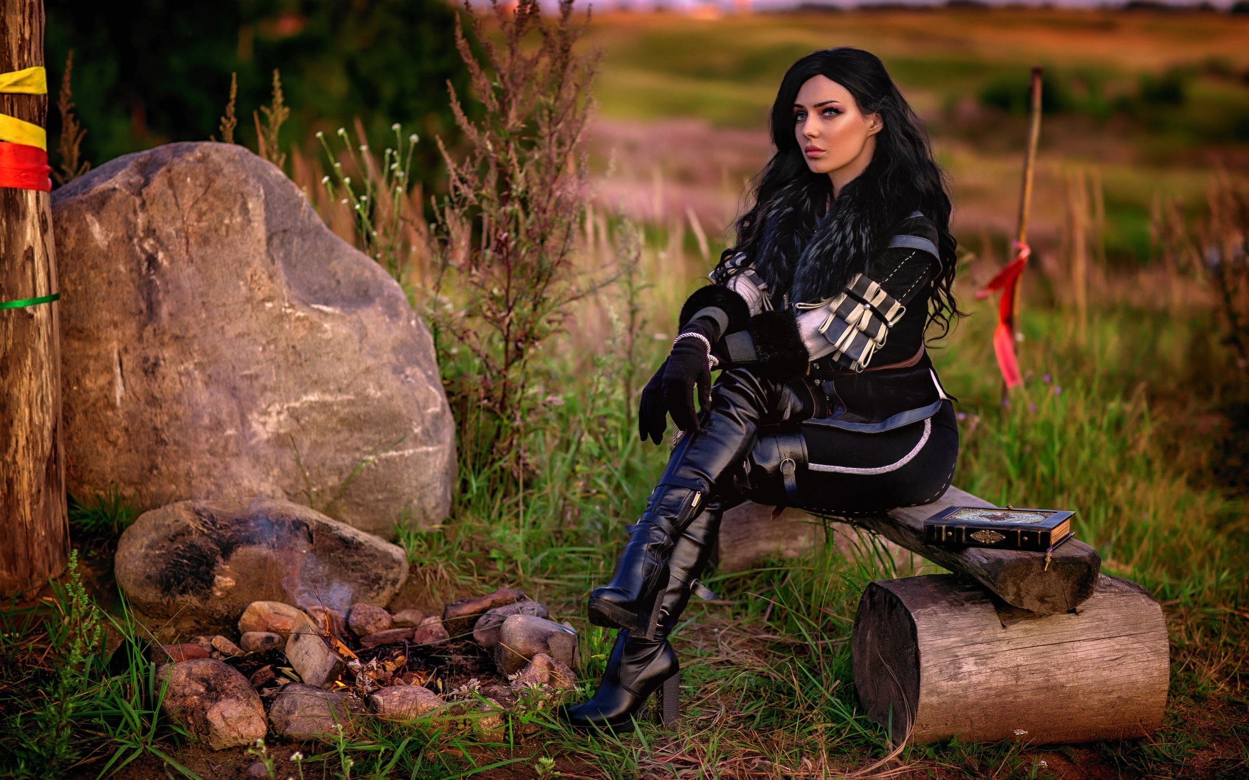 Картинки the witcher, yennefer, косплей, сидит, сапоги, брюнетка, the  witcher 3 wild hunt - обои 2560x1600, картинка №375666