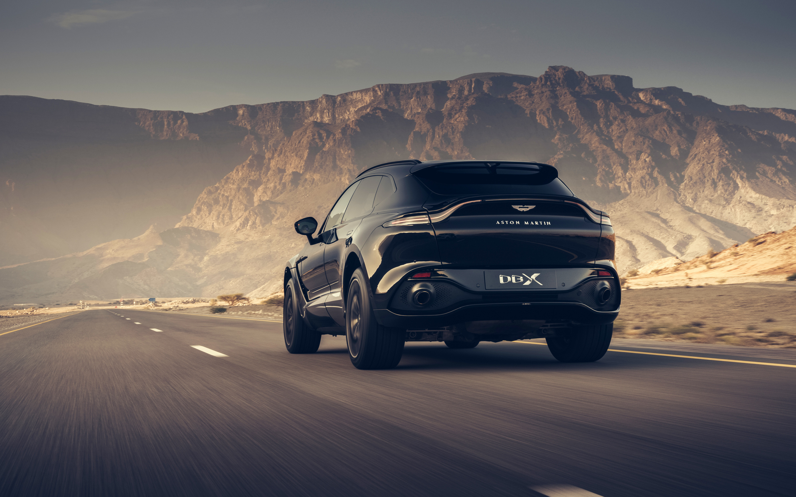 aston martin, dbx