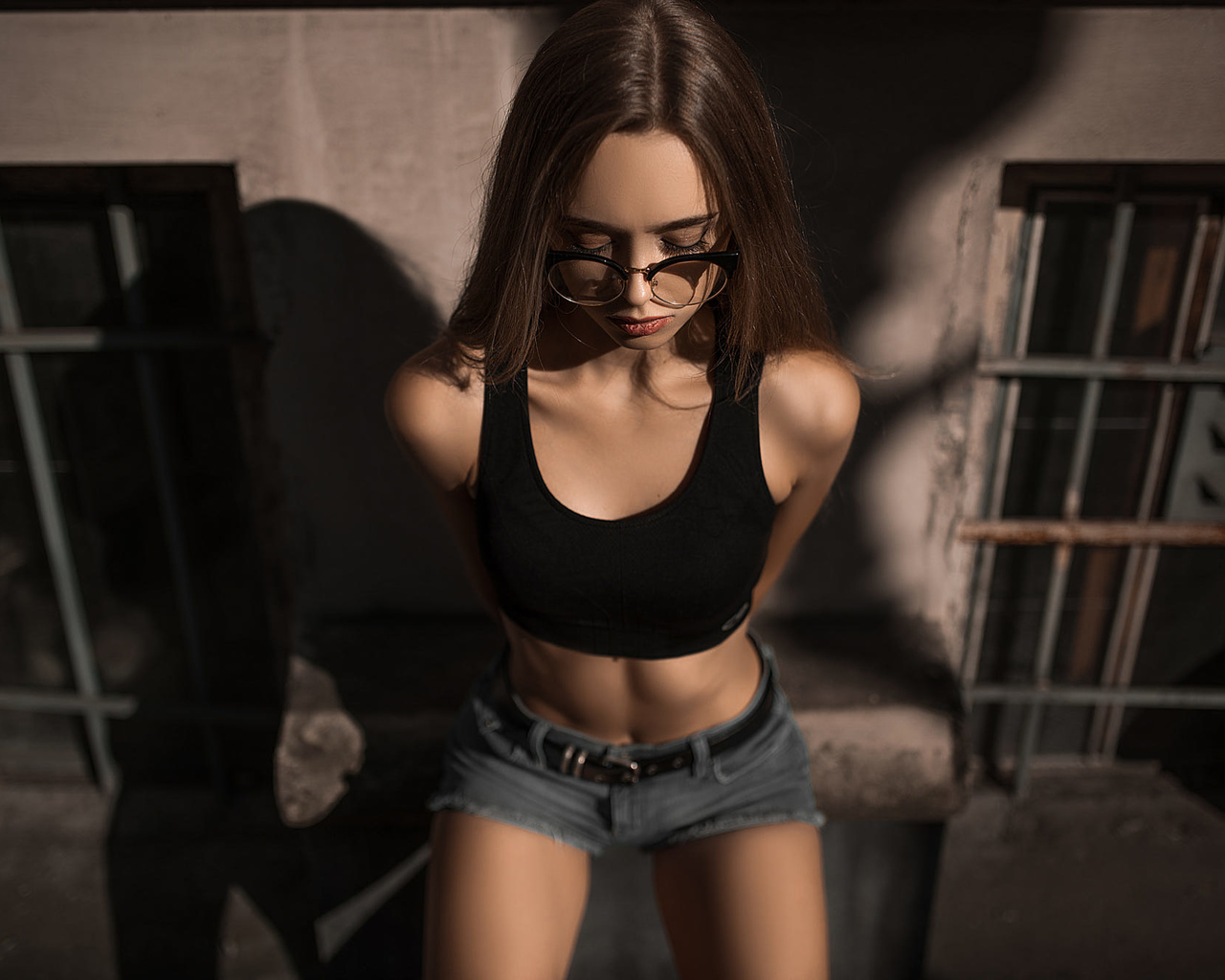 women, jean shorts, belt, women with glasses, belly, black top, brunette, shadow, glasses, window