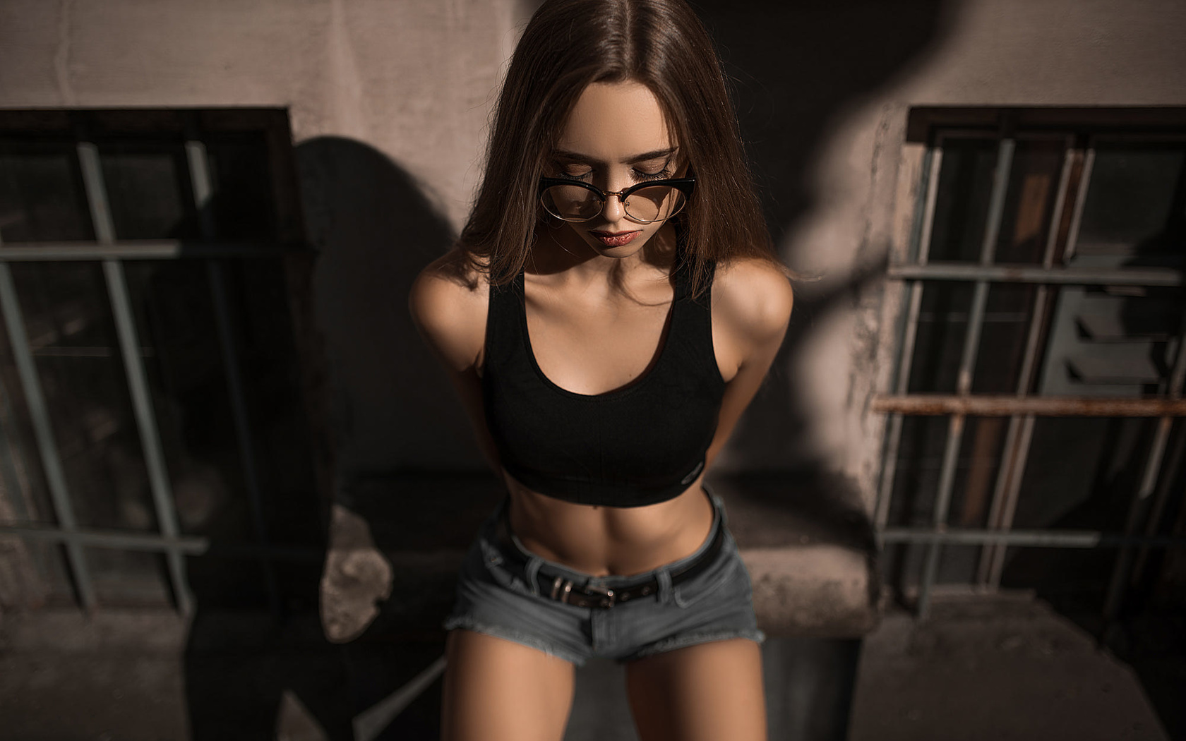 women, jean shorts, belt, women with glasses, belly, black top, brunette, shadow, glasses, window