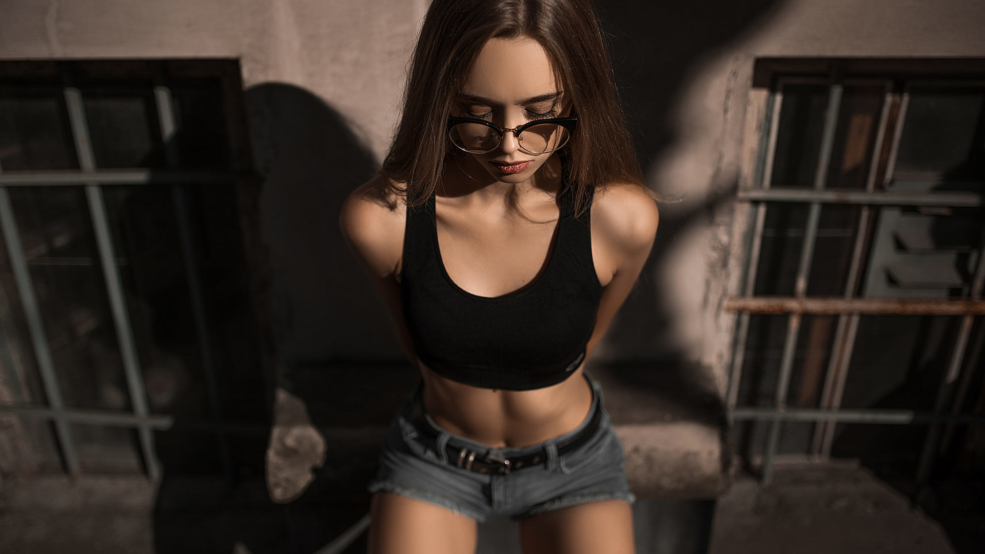 women, jean shorts, belt, women with glasses, belly, black top, brunette, shadow, glasses, window