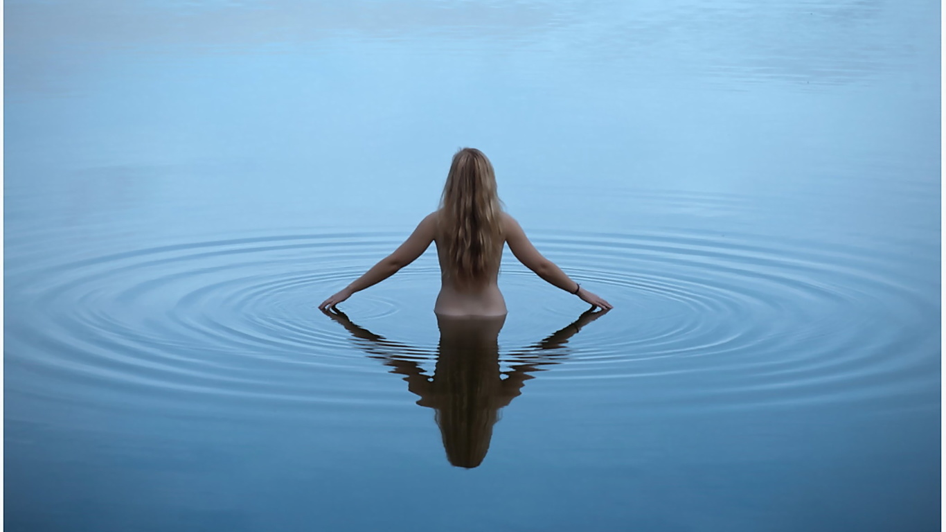 Картинки девушка, голая, купается, в, море, круги, на, воде - обои  1366x768, картинка №397305