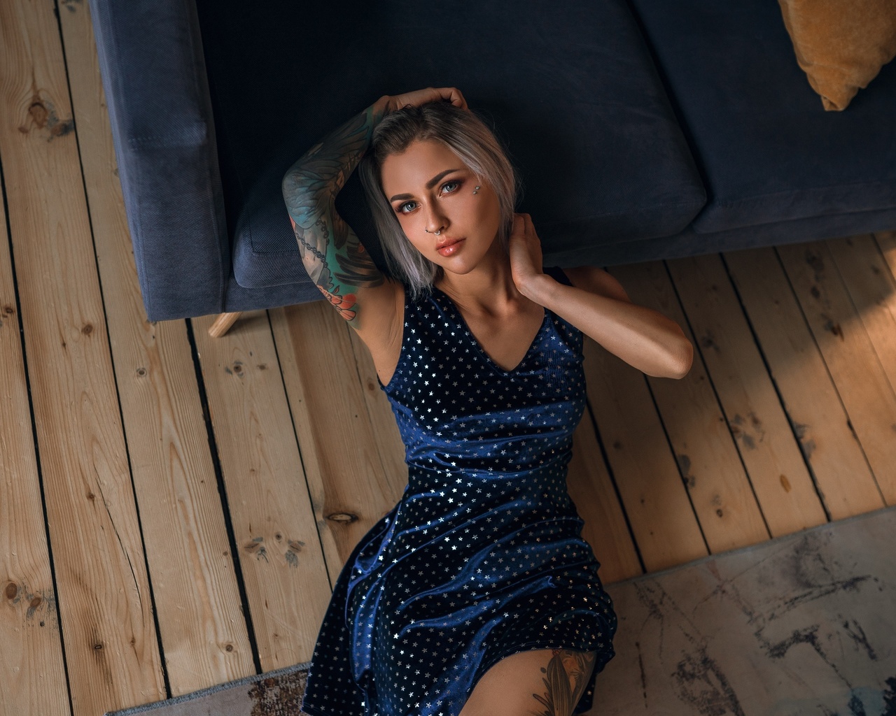 women, blue dress, brunette, tattoo, wooden floor, women indoors, blue couch, nose ring, top view, gray eyes, dyed hair