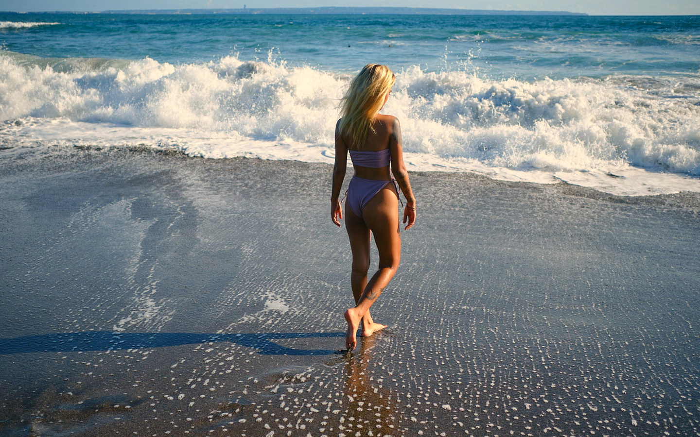 Девушка на море со спины со светлыми волосами