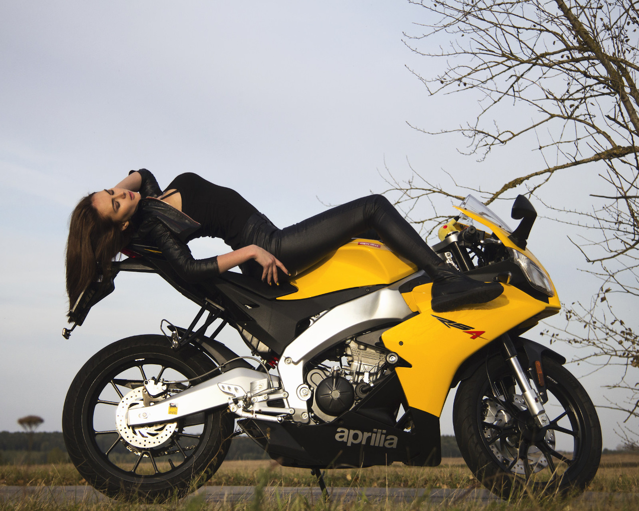 motocicleta, girl, women, beautiful, road, brunette, aprilia, yellow, road, model, woman, cute, beauty, landscape