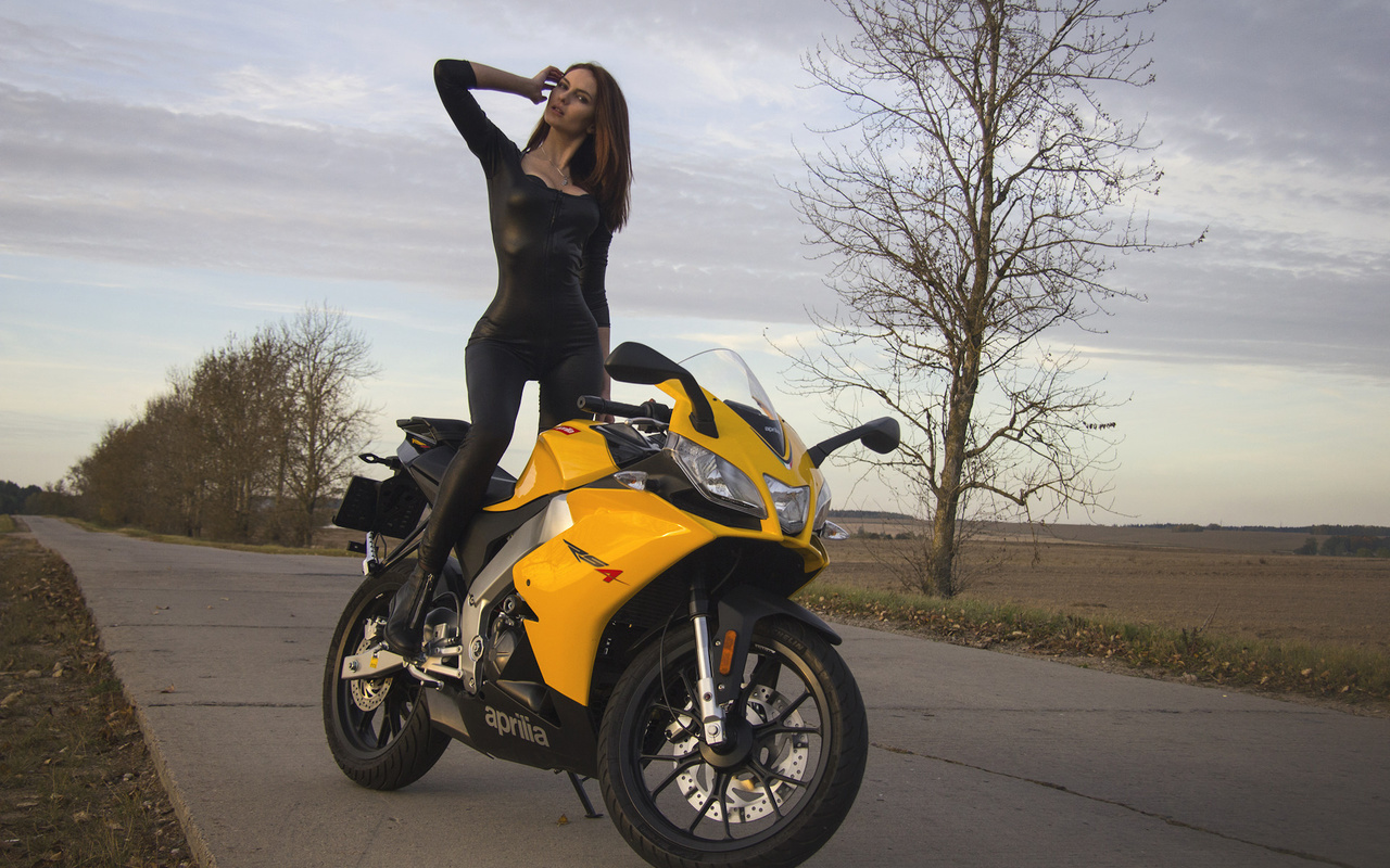 motocicleta, girl, women, beautiful, road, brunette, aprilia, yellow, road, model, woman, cute, beauty, landscape