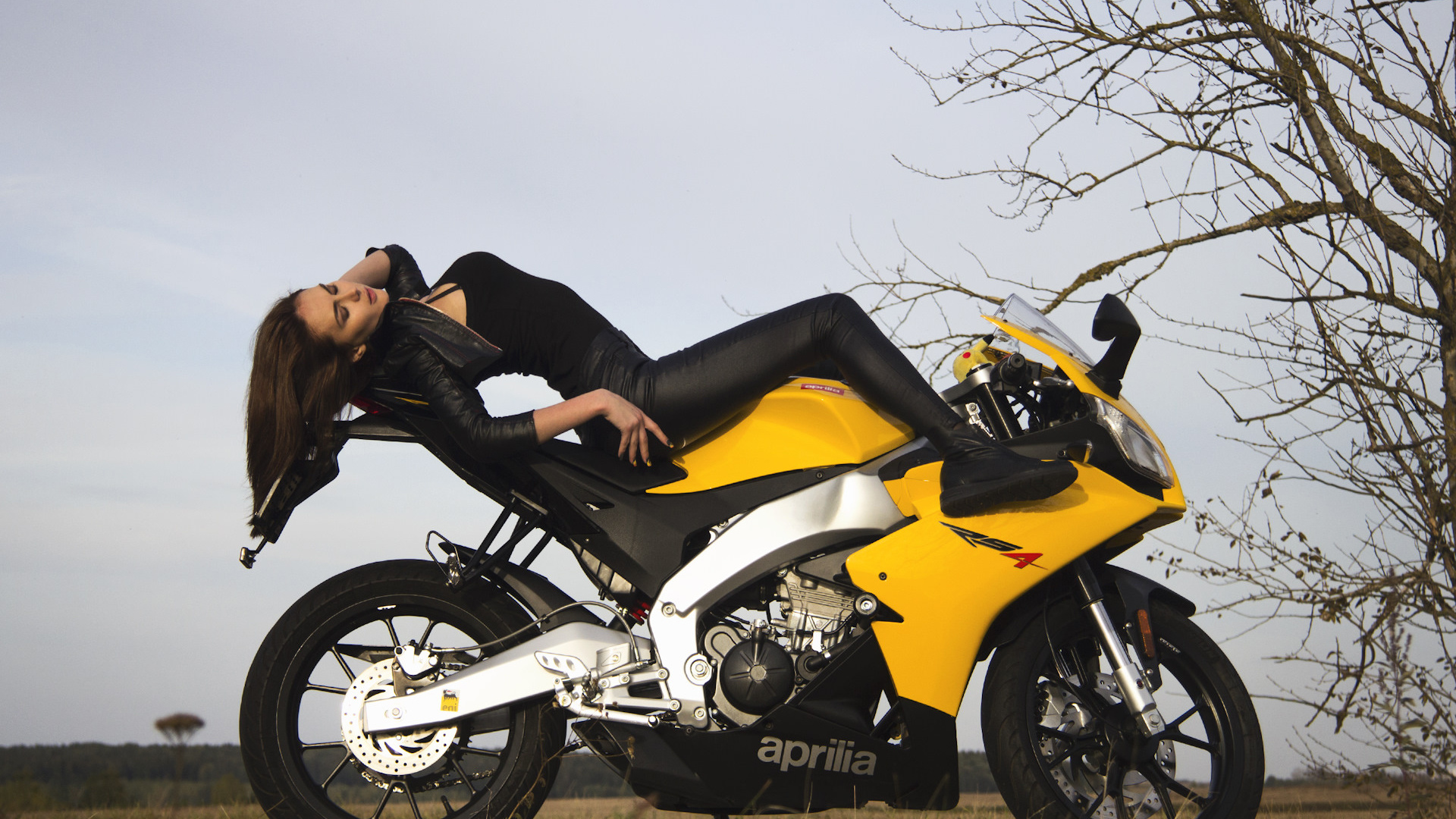 motocicleta, girl, women, beautiful, road, brunette, aprilia, yellow, road, model, woman, cute, beauty, landscape