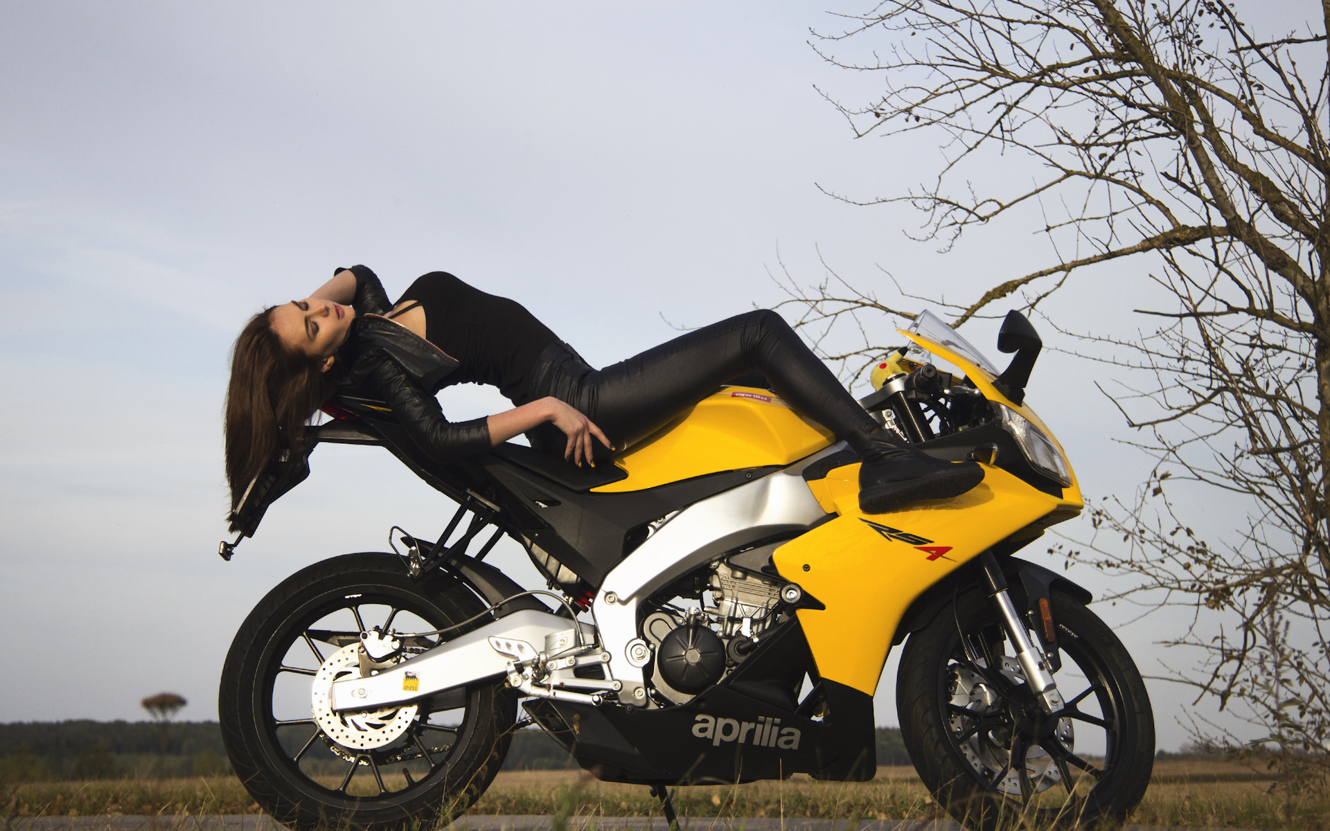 motocicleta, girl, women, beautiful, road, brunette, aprilia, yellow, road, model, woman, cute, beauty, landscape