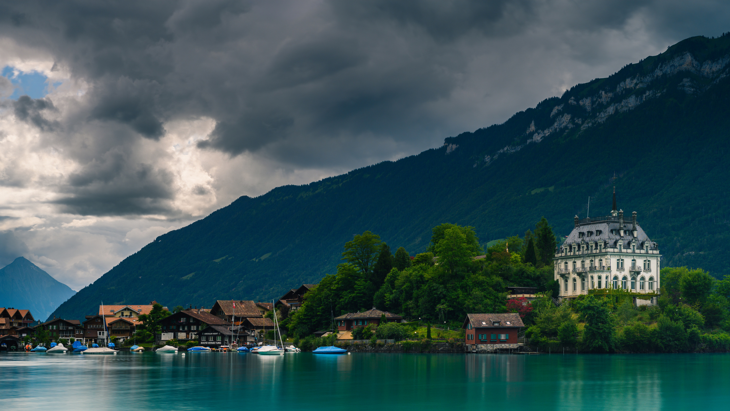 Картинки швейцария, горы, озеро, дома, лодки, lake, brienz, альпы, облака,  природа - обои 2560x1440, картинка №427262