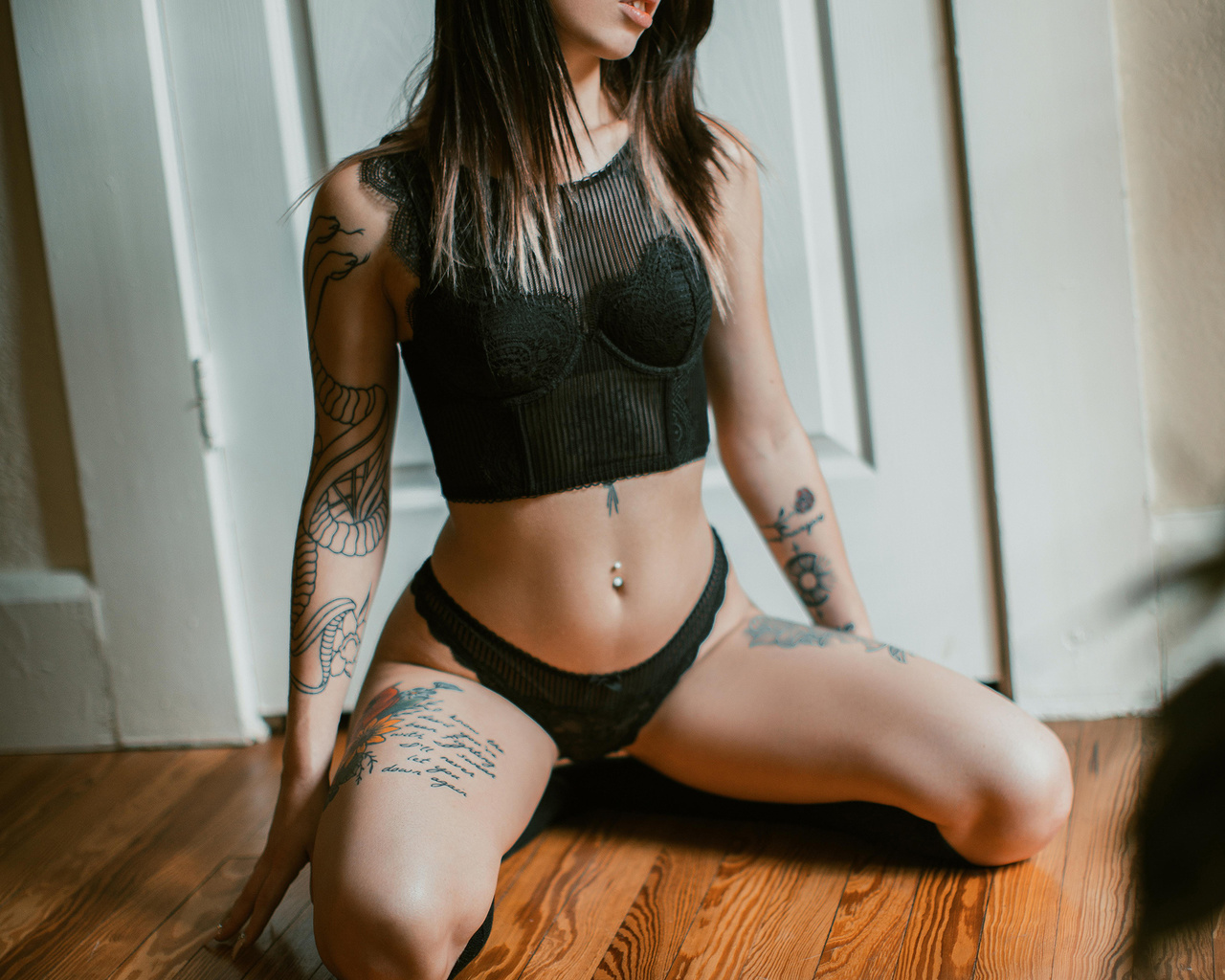 vyne, suicide girls, brunette, room, green eyes, blue eyes, ass, tattoo, wooden floor, wooden door, black lingerie, boobs, beautiful brunette, panties, lingerie, black panties, model