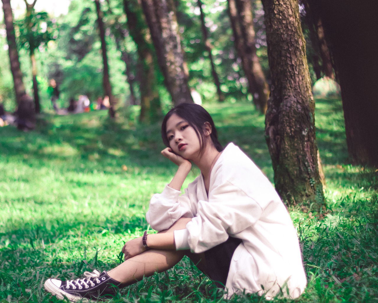 girl, beauty, vietnam, phuong linh, vunguyen2020, red lipstick, black hair, pine hill, sneakers, vintage