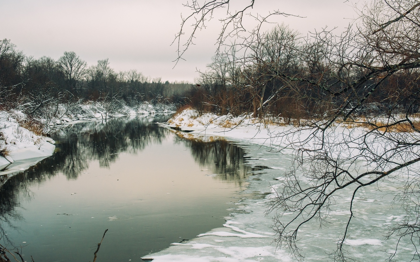 Зимняя река танып