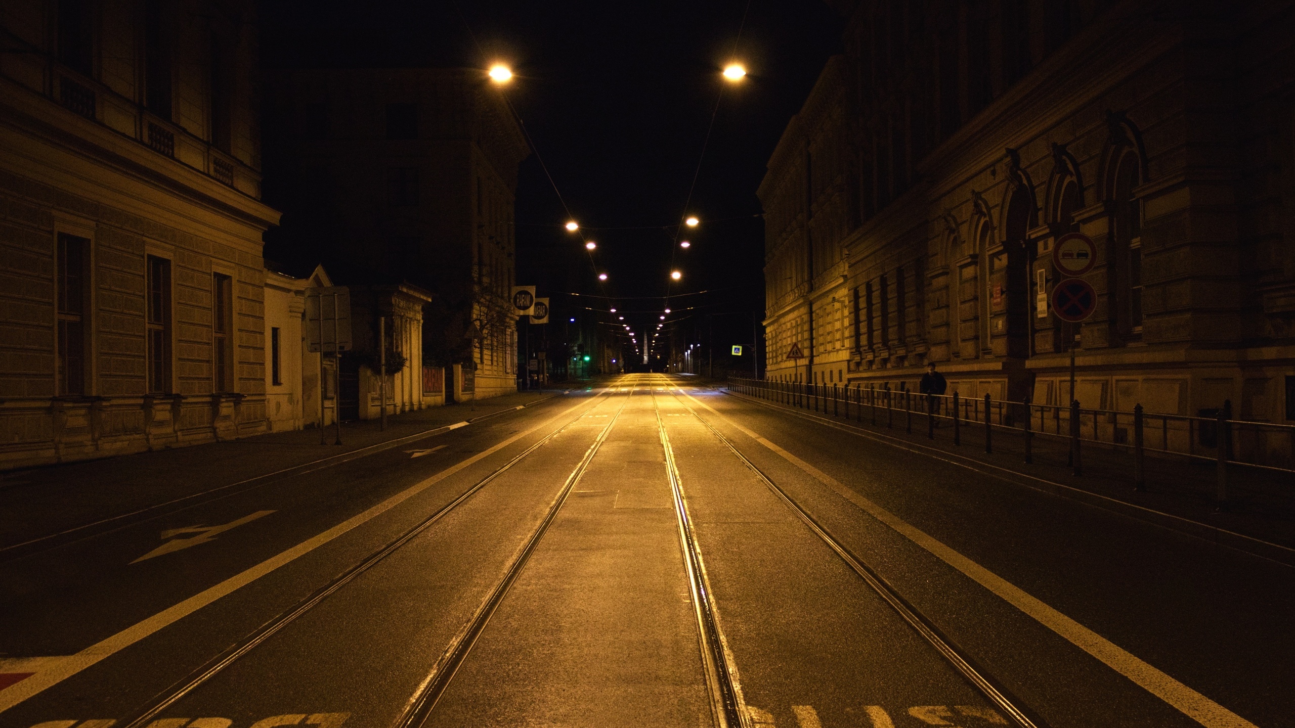 Выйти на улицу ночью 2 августа. Ночная улица. Улицы ночного города. Дорога в городе. Пустая улица ночью.