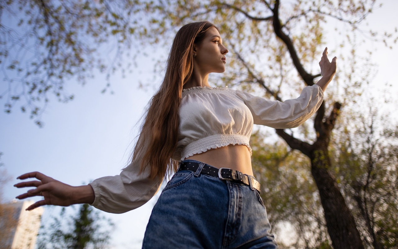 women, belt, jeans, trees, women outdoors, eyeliner, long hair, building