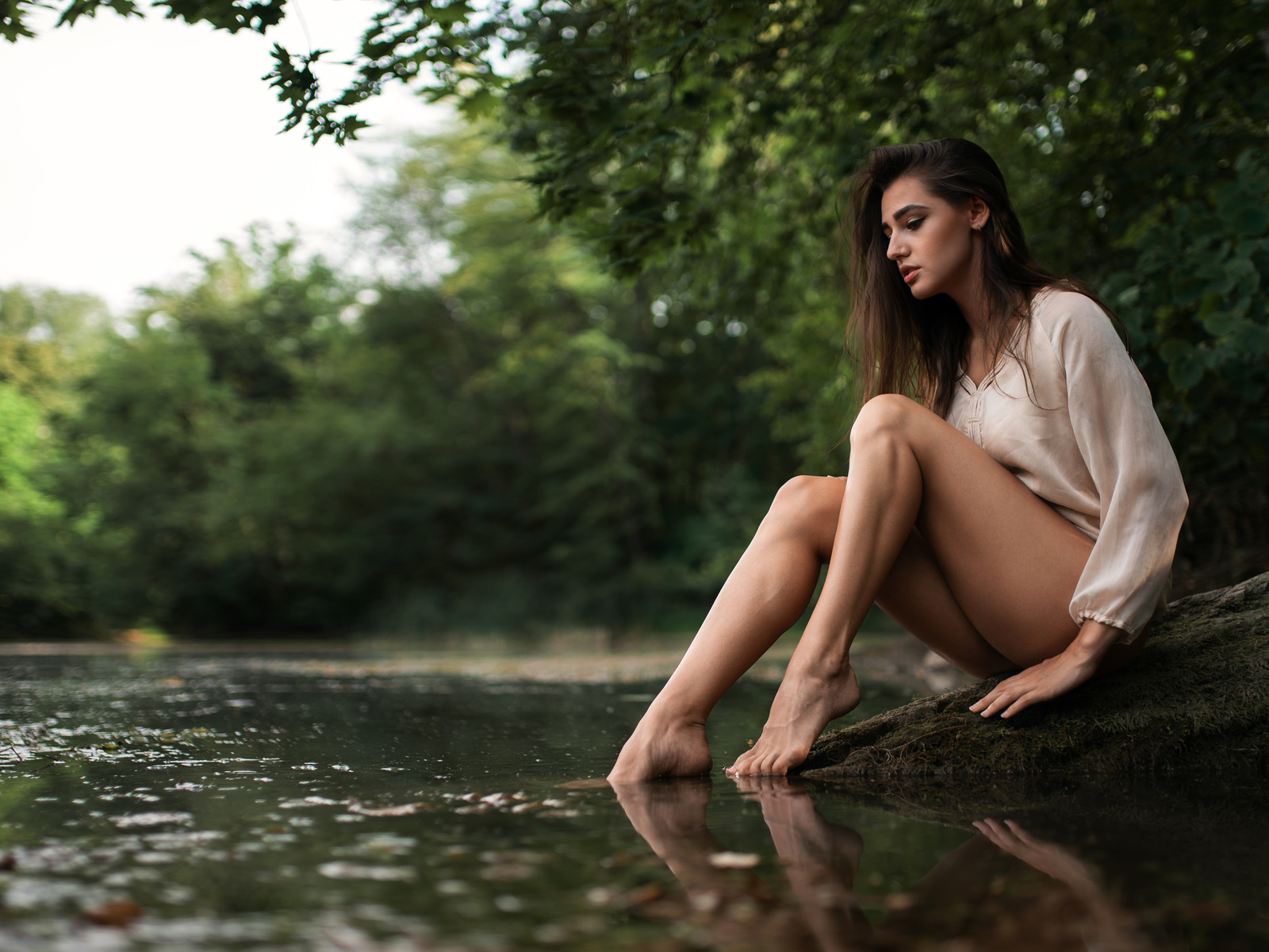 women, sitting, brunette, river, trees, women outdoors, eyeliner