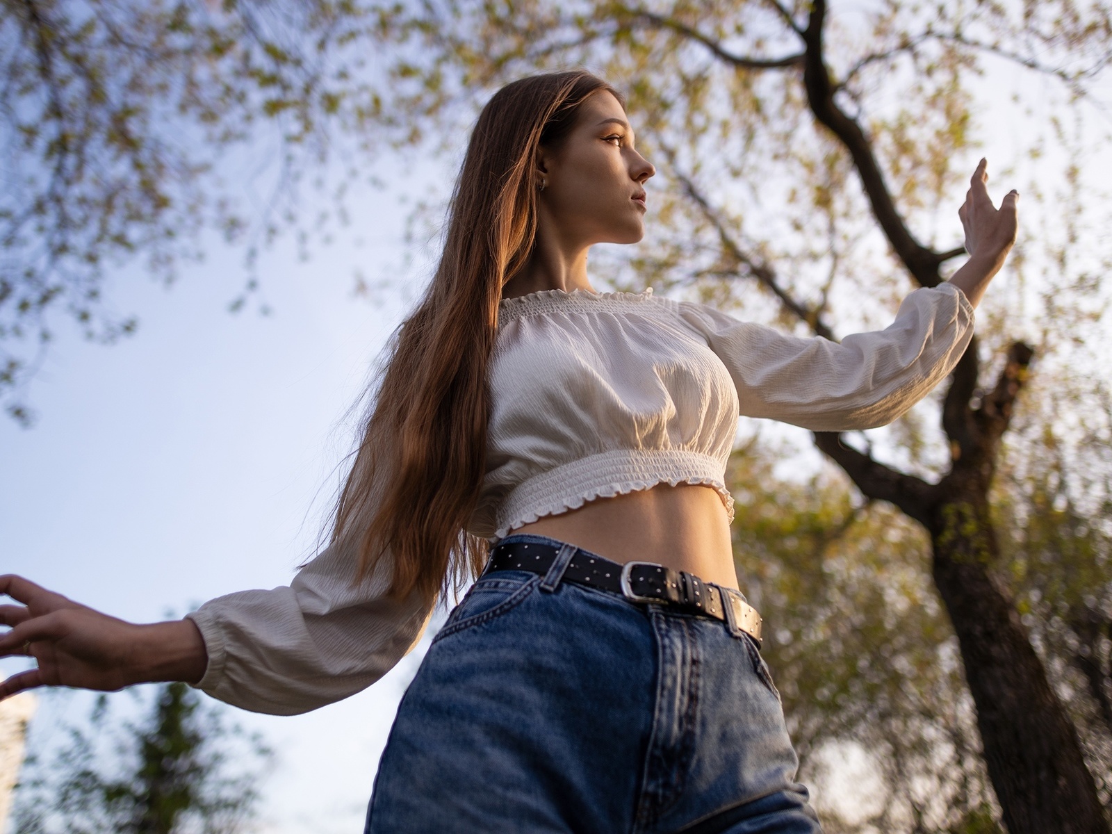 women, belt, jeans, trees, women outdoors, eyeliner, long hair, building