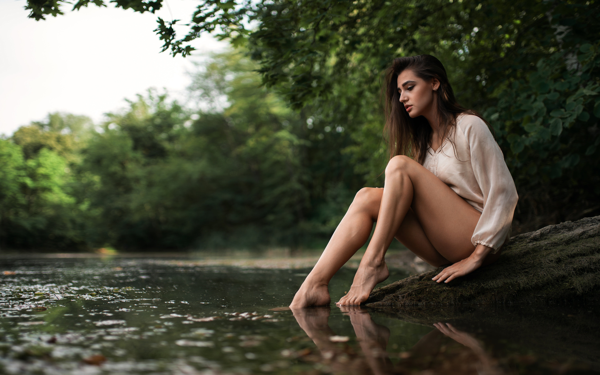 women, sitting, brunette, river, trees, women outdoors, eyeliner