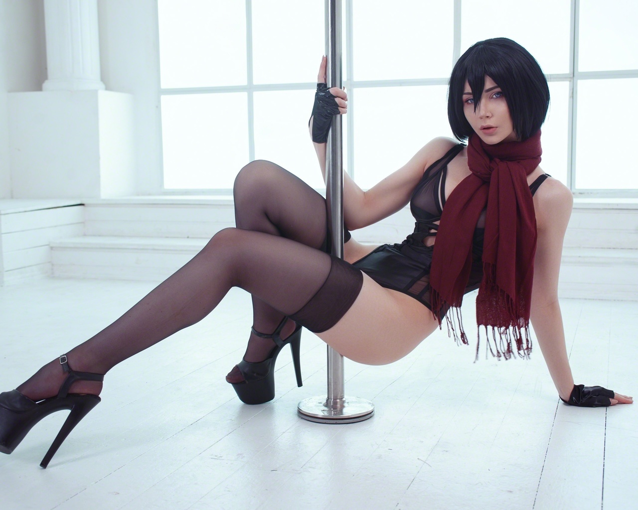 oichi, mikasa ackerman, shingeki no kyojin, cosplay, anime girls, brunette, model, women, women indoors, window, stockings, black stockings, pole dancing, wooden floor, gloves, hips, ass