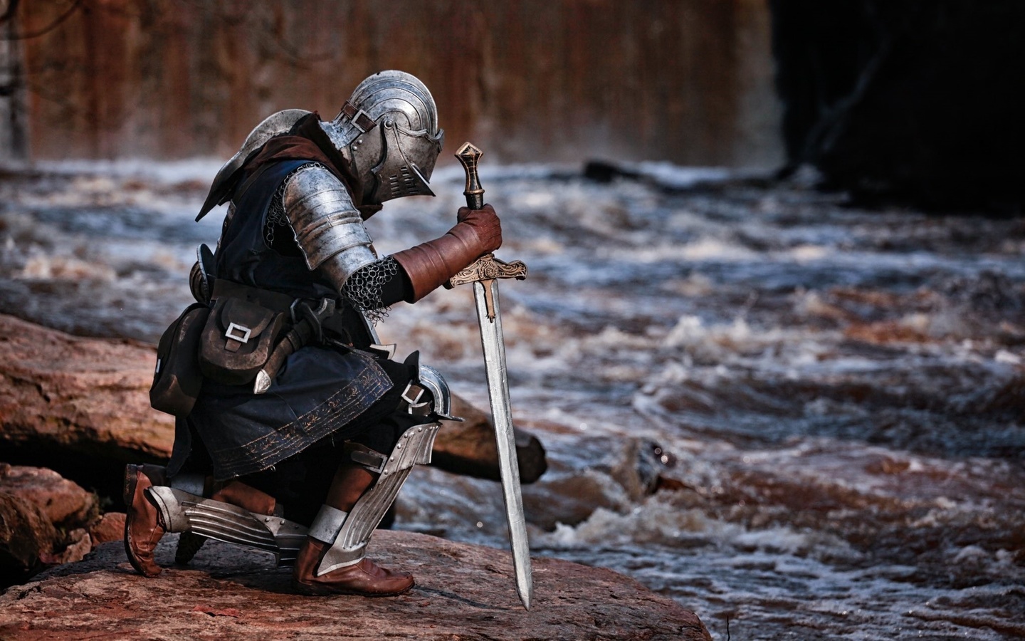 Картинки dark souls, рыцарь, доспехи, река, cosplay, косплей, knight,  темные души, игра, helmet, chosen one, souls, sword, river, pantalón  azul , falda azul , cielo azul , zapatillas de deporte de color