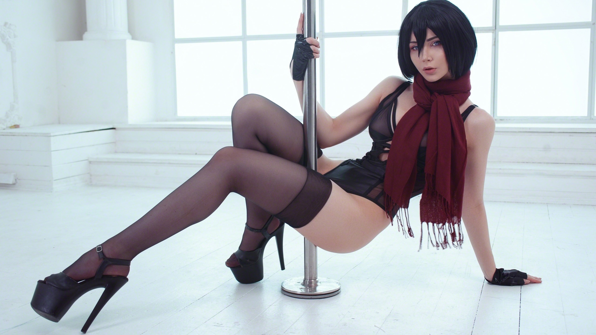 oichi, mikasa ackerman, shingeki no kyojin, cosplay, anime girls, brunette, model, women, women indoors, window, stockings, black stockings, pole dancing, wooden floor, gloves, hips, ass