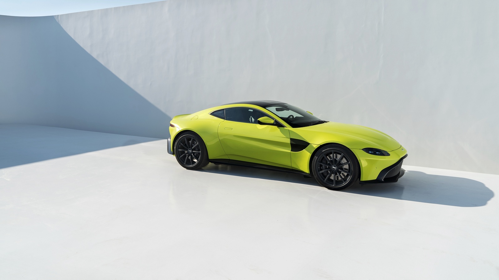 , aston martin, vantage