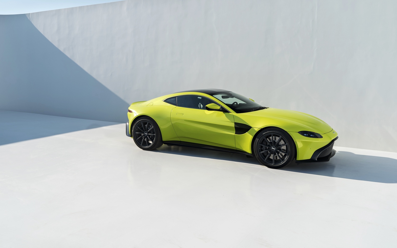 , aston martin, vantage