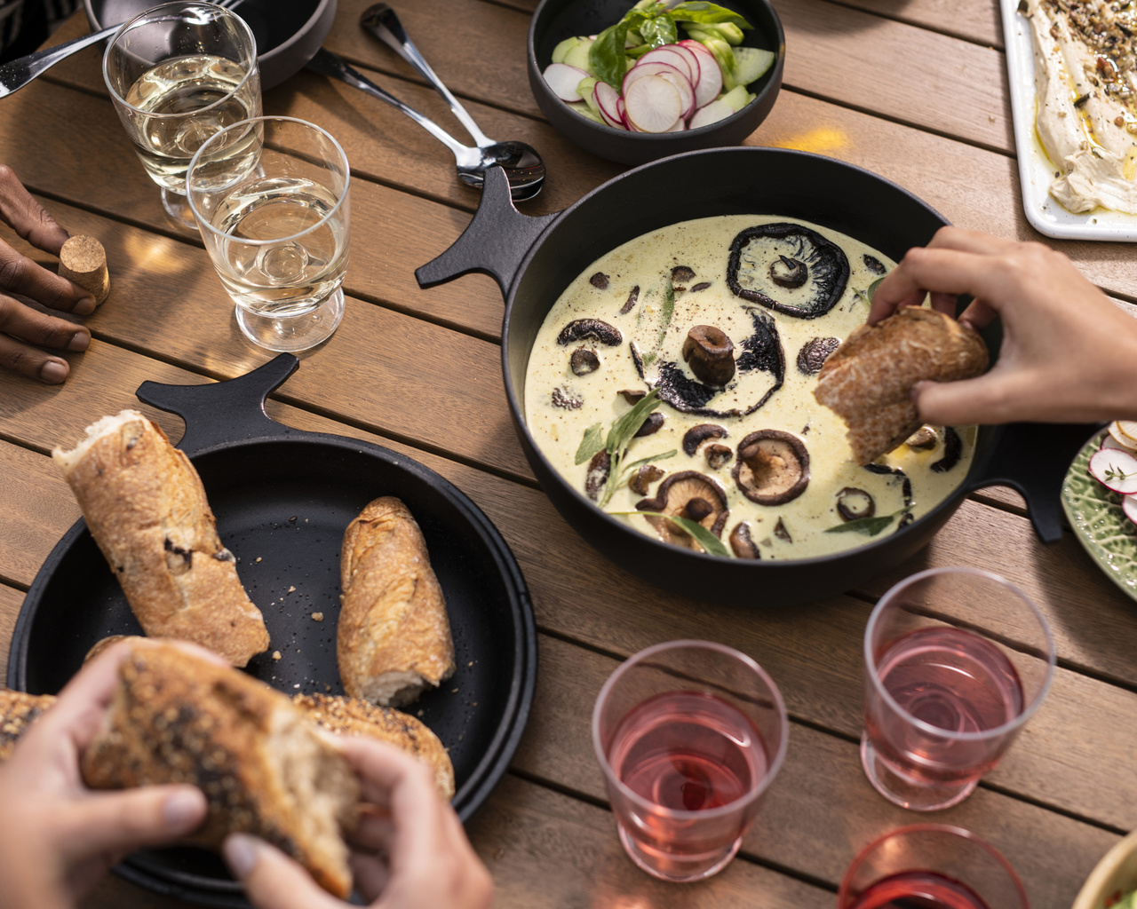 cast iron pan,  , ikea, overallt, mushroom sauce,  , radish salad