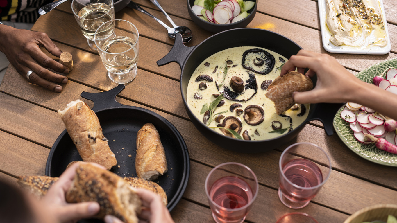 cast iron pan,  , ikea, overallt, mushroom sauce,  , radish salad