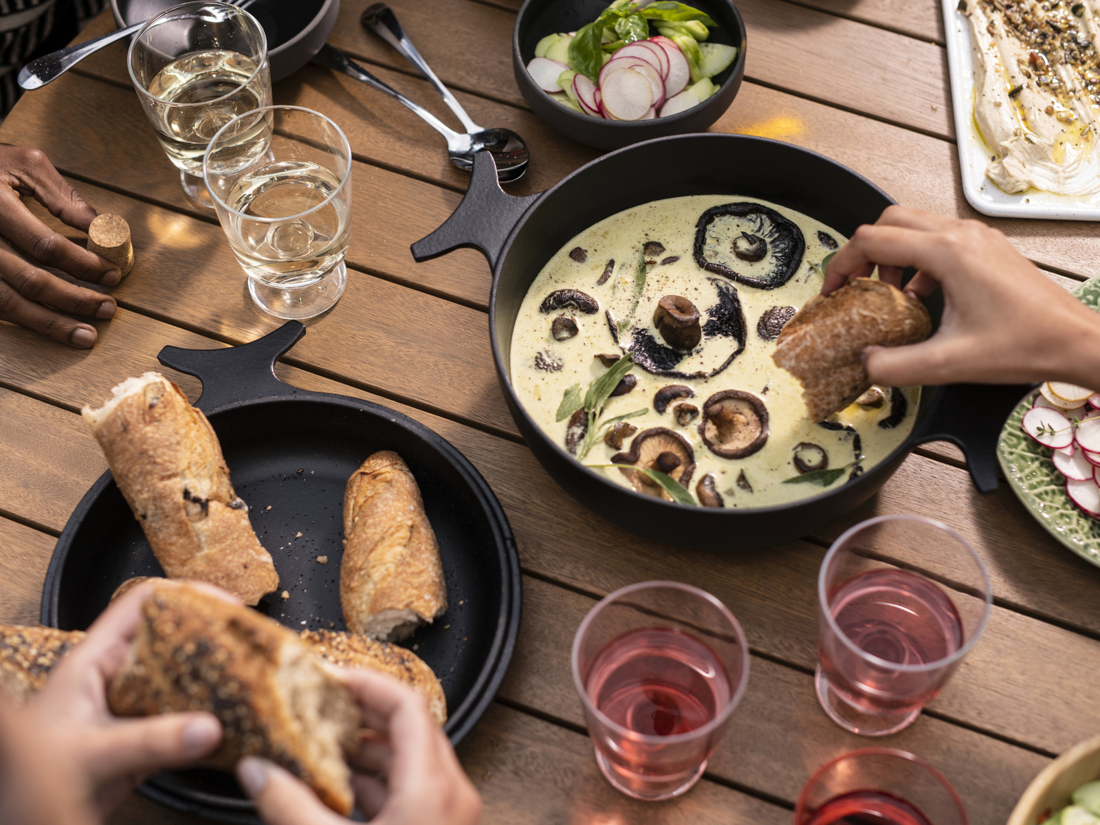 cast iron pan,  , ikea, overallt, mushroom sauce,  , radish salad