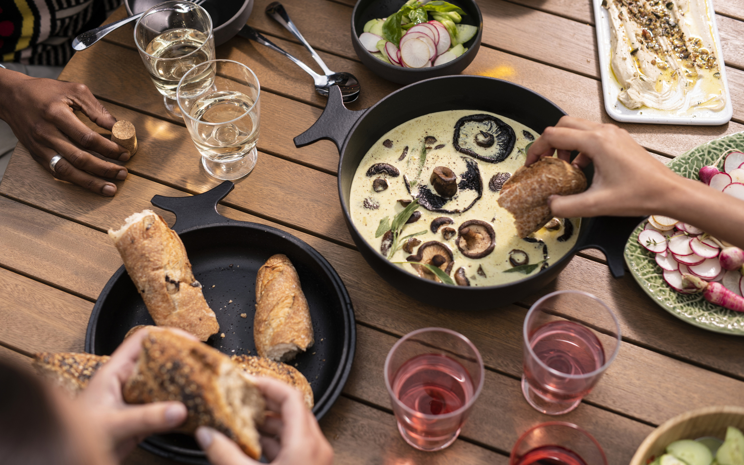 cast iron pan,  , ikea, overallt, mushroom sauce,  , radish salad