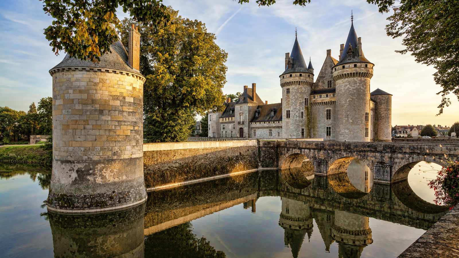 chateau de sully-sur-loire, france, castle of sully-sur-loire