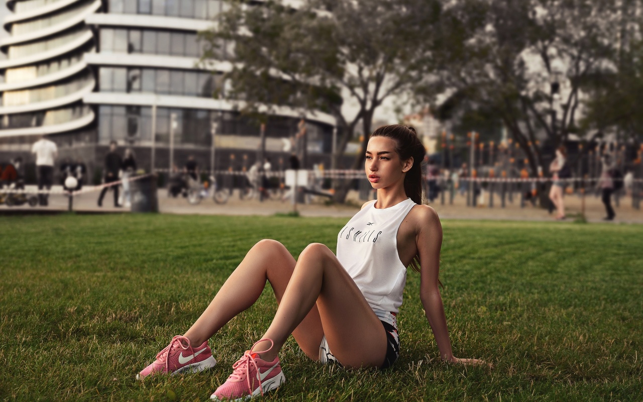 brunette, model, women, women outdoors, sportswear, t-shirt, white t-shirt, nike, sneakers, grass, shorts, trees, ponytail, people, public