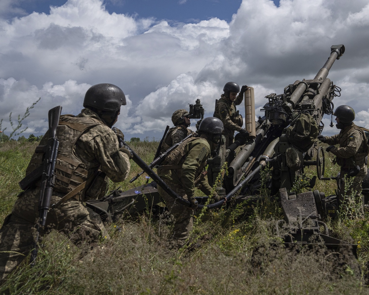 northeastern ukraine, ukrainian servicemen, m777 howitzer, kharkiv region