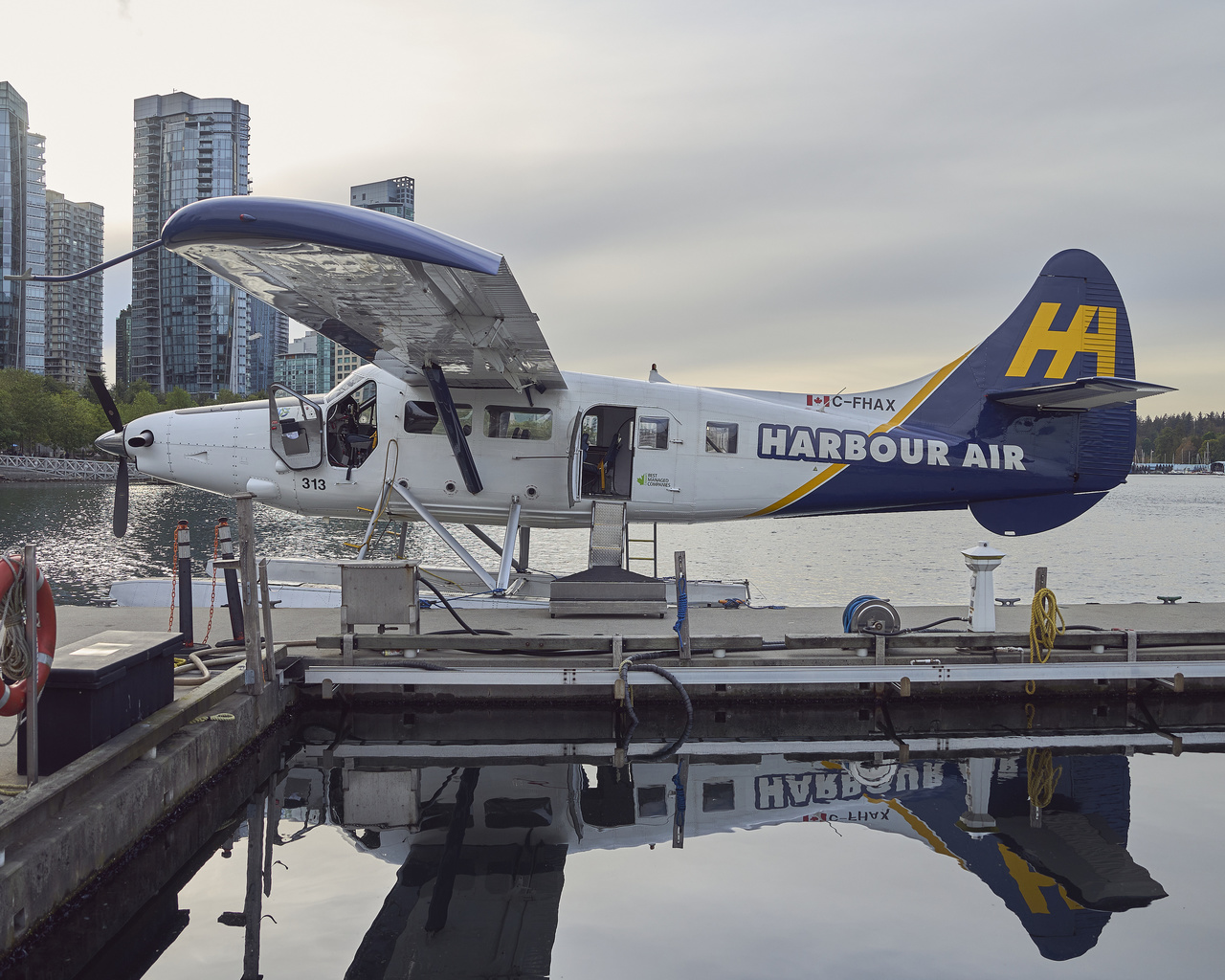 harbour air, single engined high wing short take off and landing aircraft, de havilland canada dhc-3 otter