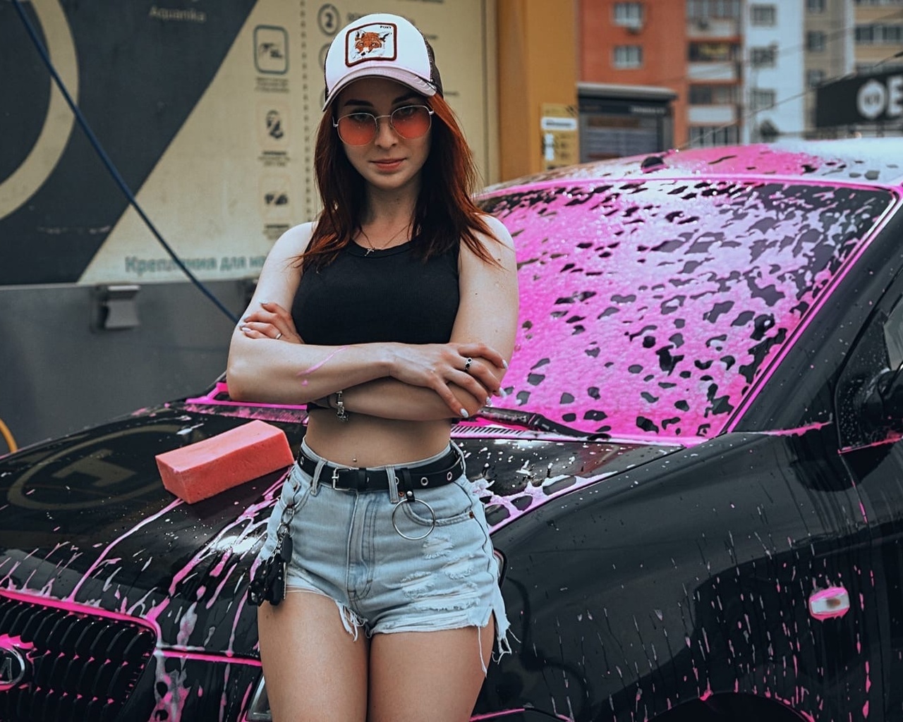 model, women, redhead, women outdoors, women with glasses, sunglasses, baseball cap, short tops, jean shorts, kia, women with cars, vehicle, pierced navel, car washes