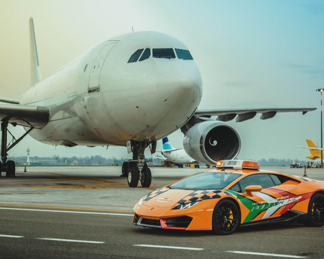 guglielmo marconi airport, bologna, lamborghini, supercar, lamborghini huracan rwd