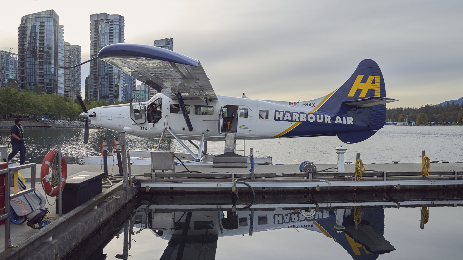 harbour air, single engined high wing short take off and landing aircraft, de havilland canada dhc-3 otter