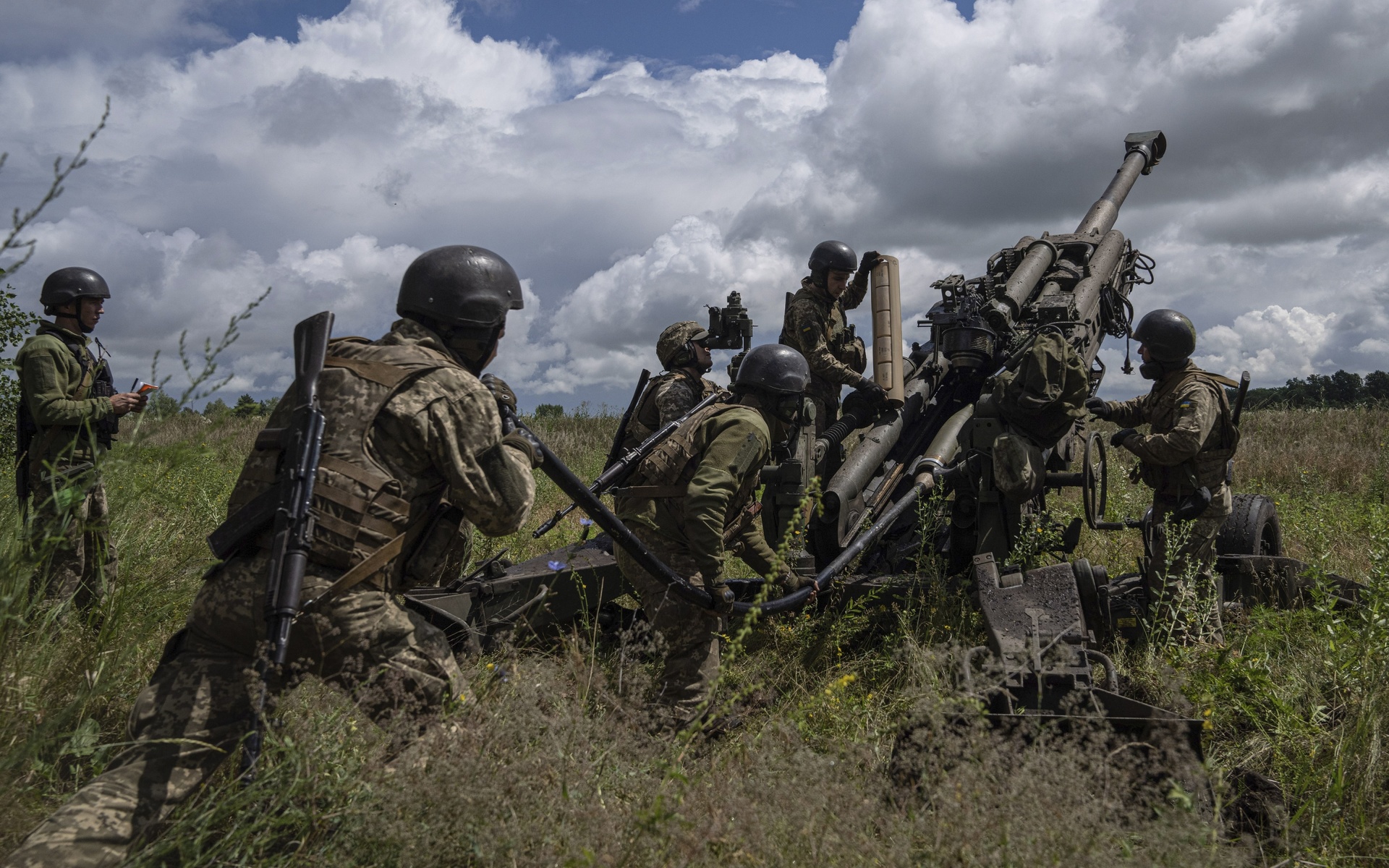 northeastern ukraine, ukrainian servicemen, m777 howitzer, kharkiv region