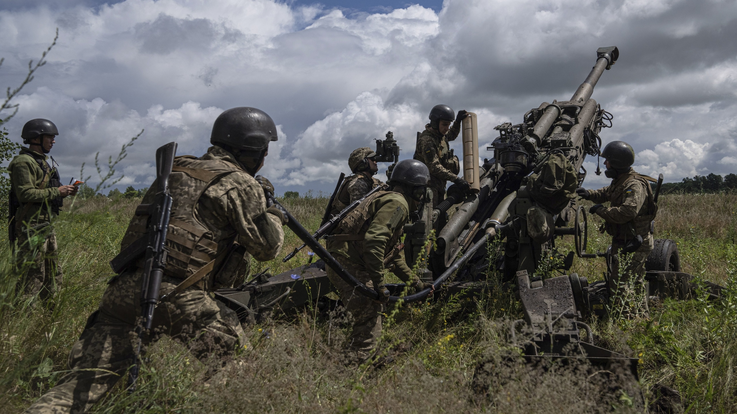 northeastern ukraine, ukrainian servicemen, m777 howitzer, kharkiv region