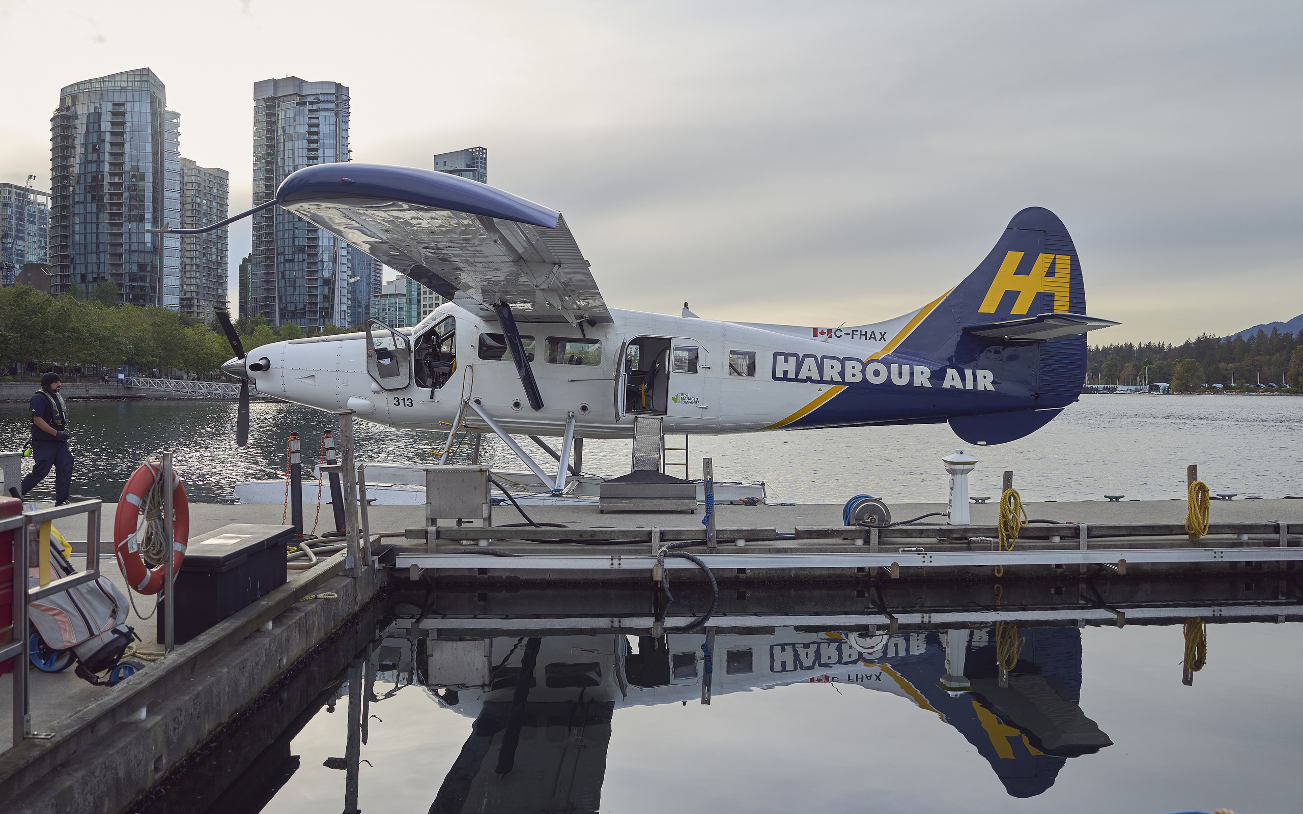 harbour air, single engined high wing short take off and landing aircraft, de havilland canada dhc-3 otter