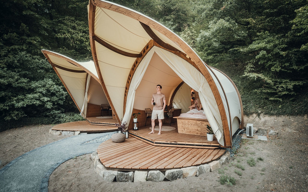 hotel room flair in the midst of nature, luxurious camping, glamping village