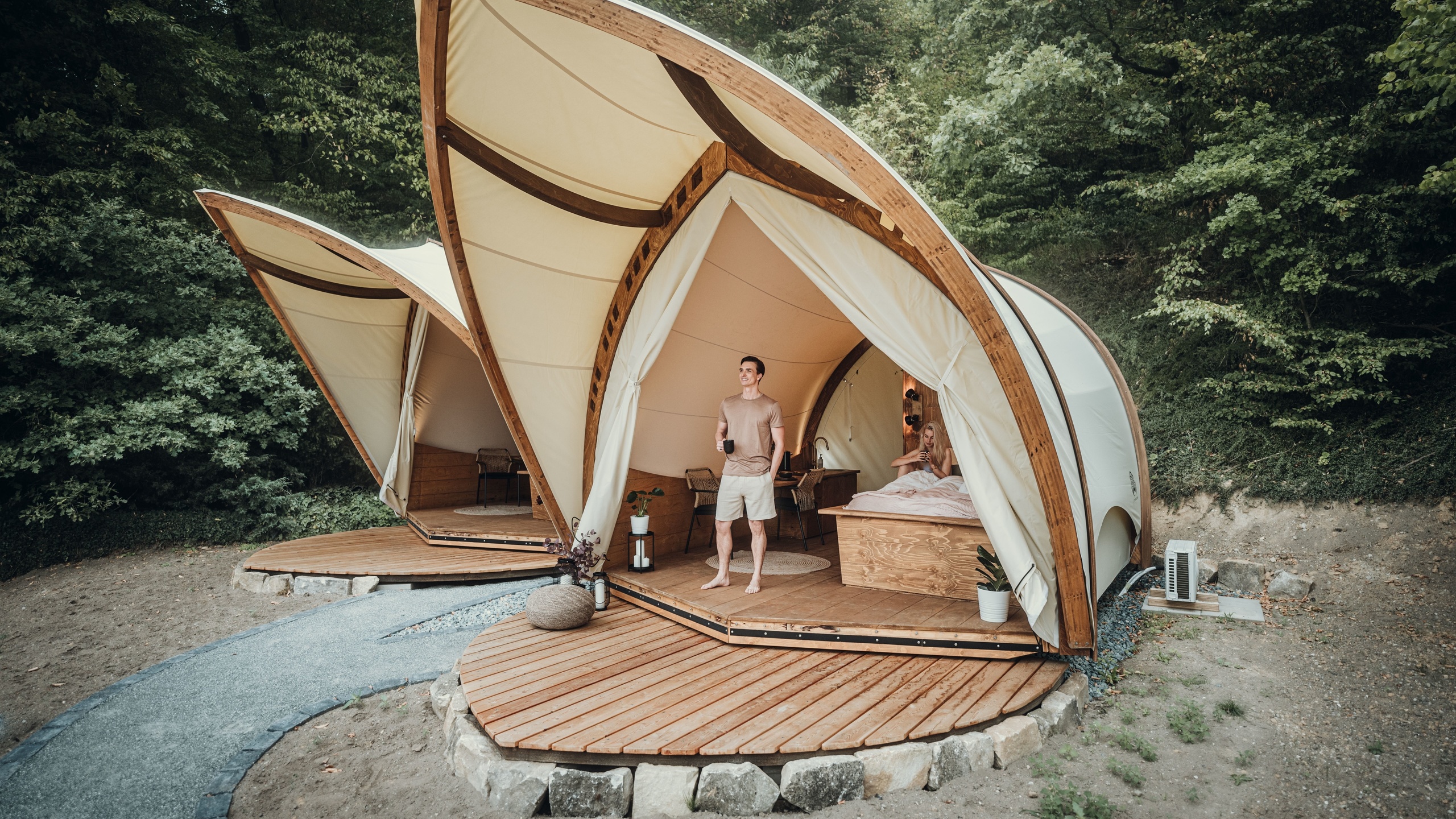 hotel room flair in the midst of nature, luxurious camping, glamping village