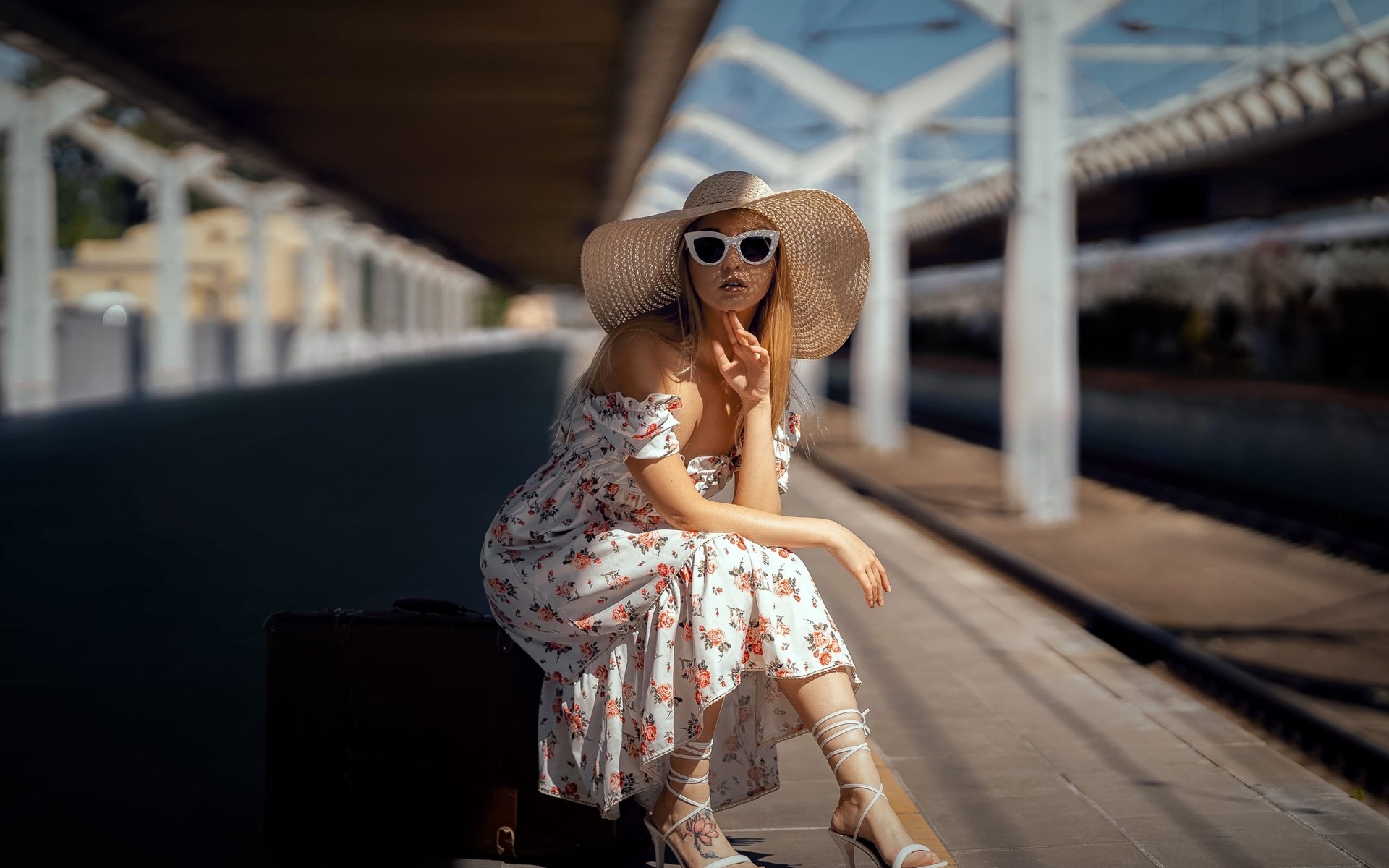 women, blonde, model, women outdoors, train station, suitcase, sitting, dress, women with glasses, hat, tattoo